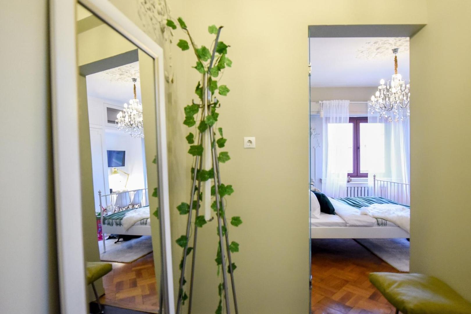 Cozy Studio Overlooking The Old Town Bukarest Exteriör bild