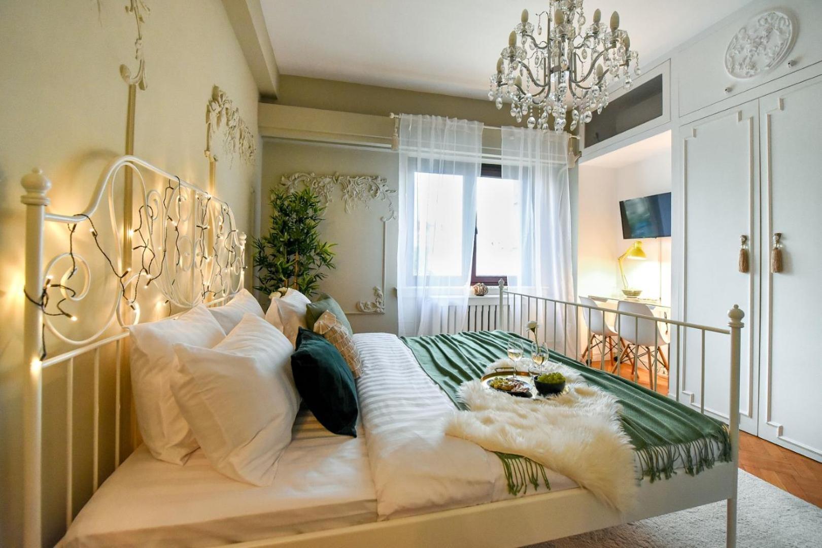 Cozy Studio Overlooking The Old Town Bukarest Exteriör bild